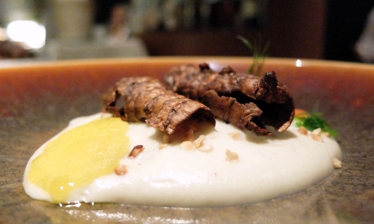 Topinambur al forno e poi fritto, peperone arrosto, bagna càuda, crumble di porcini, profumo di tartufo. Un piatto quasi-vegetale godibilissimo