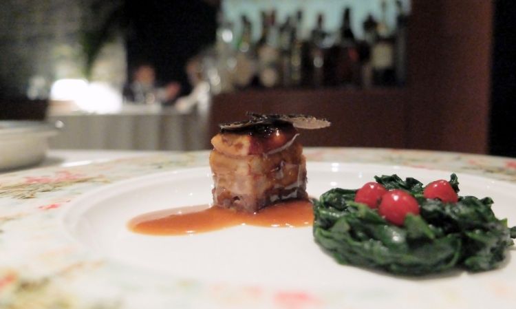 Terrina di fagiano e anguilla, tartufo nero, fondo di fagiano acidificato al ribes, spinacino. Il fagiano è sia in polpa che in mousseline. Delizioso
