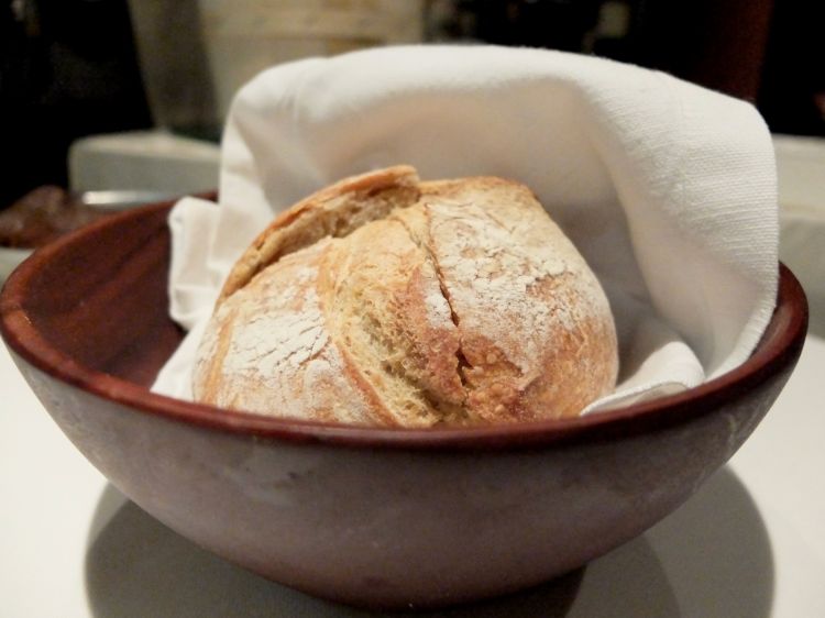 ...ci porta una pagnotta maison realizzata con farina di Tumminia e lievitazione naturale