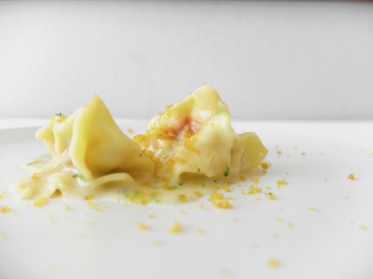 Addirittura straordinario è il Tortello ripieno di razza, concentrato di pomodoro, bottarga, erbette, casu axedu (un "quasi formaggio", in questo caso di capra, con l'acidità di uno yogurt: è la colazione dei pastori, che lo preparano con il latte appena munto, portato a 37° e inoculato con caglio animale. Si fa raffreddare ed è già pronto)
