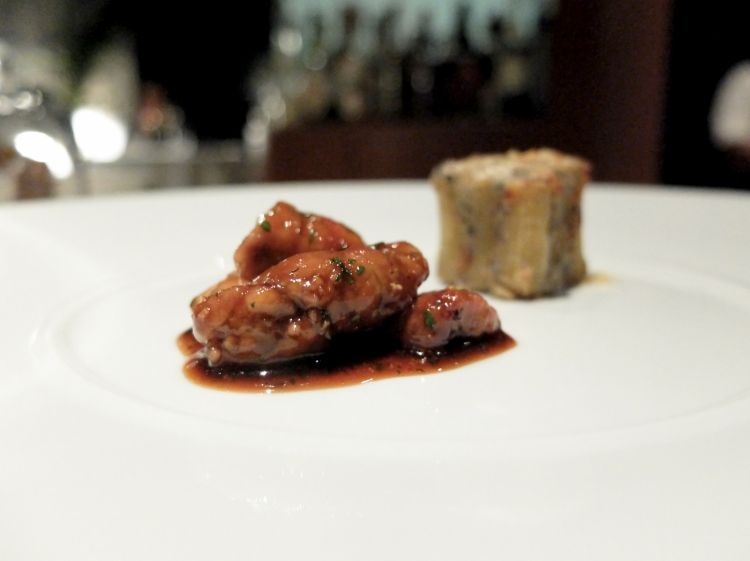 Gratin di maccheroni al tartufo nero, besciamella, animelle glassate (squisite). Boer si diverte a riproporre una classicità stimolante