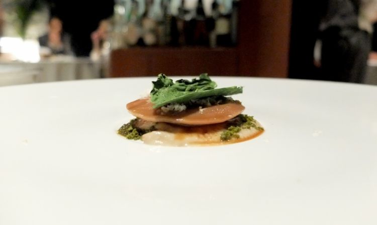 Crackers di erbe, crema di topinambur, cappellaccio di farro e castagne, due ripieni (zucca, amaretti e mostarda di pere, un omaggio a Nadia Santini; crema di porcini), estratto di bosco, kren, cavolo nero disidratato