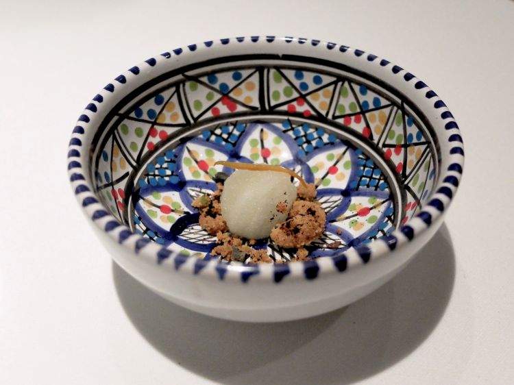 Sorbetto di limone, crumble di pistacchi e mandorle, polvere di caffè, cioccolato di Modica, zest di arancia, capperi disidratati