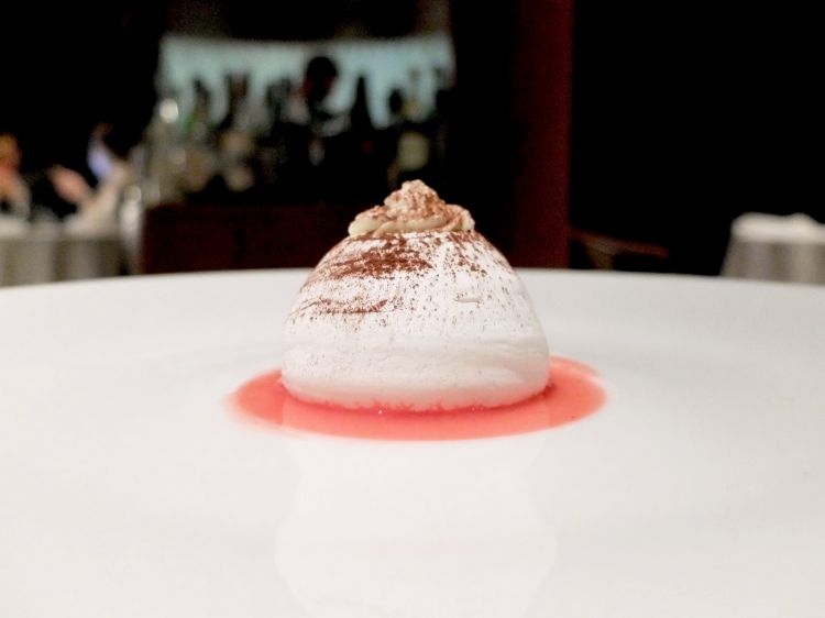 Mont Blanc: meringa francese, composta di mele e ribes, crema di marroni, chantilly al mascarpone e vaniglia, cacao