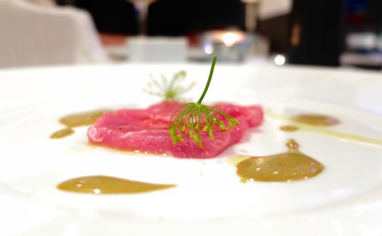 Manzo 65 giorni con salsa di anemoni di mare [65 days beef with sea anemone sauce]
