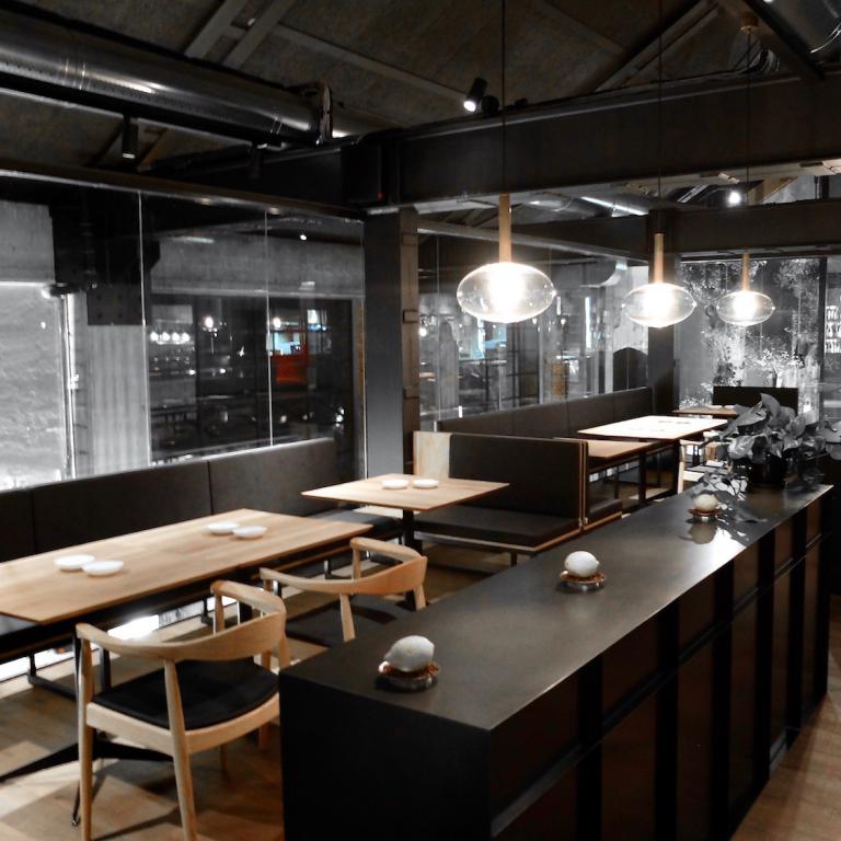 I tavoli del gastronomico al primo piano
