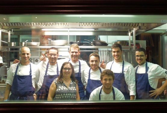 The kitchen staff with mum Rosetta (photo by Tanio Liotta)
