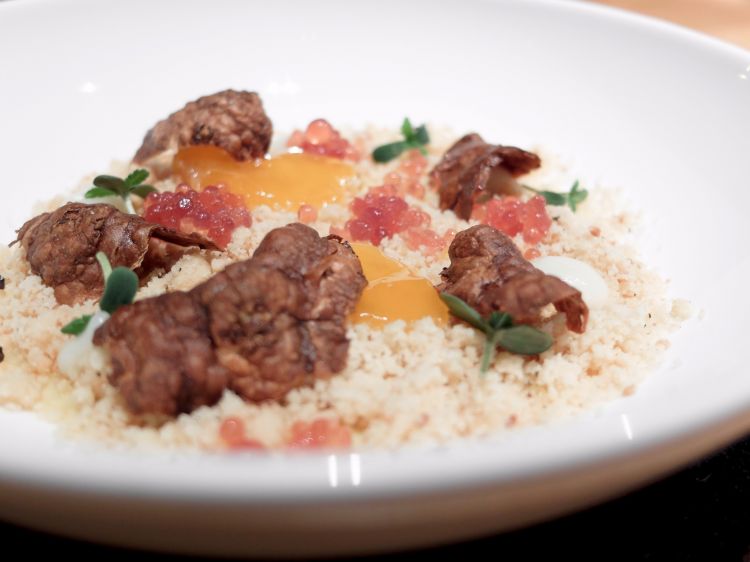 Foie gras, topinambur soffiato e aceto di lamponi (piatto del 2018): flan caldo di foie gras, sferificazione di vinagrette, crumble aromatico, scorza di topinambur arrosto, crema di topinambur, cachi
