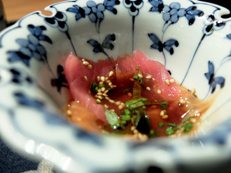 Tris di carpacci: in questo caso di tonno e salmone, con la salsa "5 continenti" che è ideazione dello chef, a base di soia e un mix di spezie da tutto il mondo

