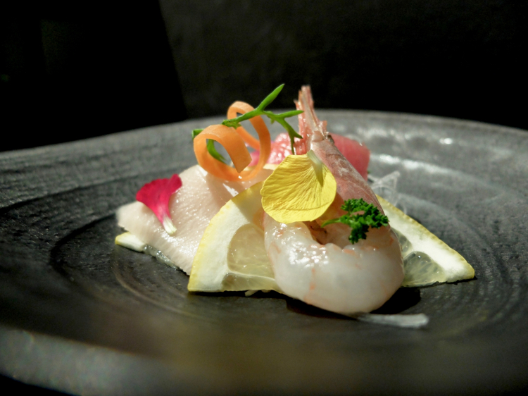Sashimi misto: gambero gobbetto sardo, ricciola giapponese, tonno siciliano. Con salsa ponzu
