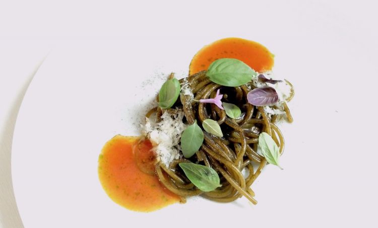 Ritorno a casa: spaghetti alla parmigiana, coulis of preserved tomato 
