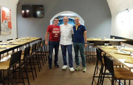 Franco Pepe al Terrae Motus coi due soci, Mario Cipriano, produttore di birra artigianale, e l'agronomo Vincenzo Coppola (foto Tanio Liotta)