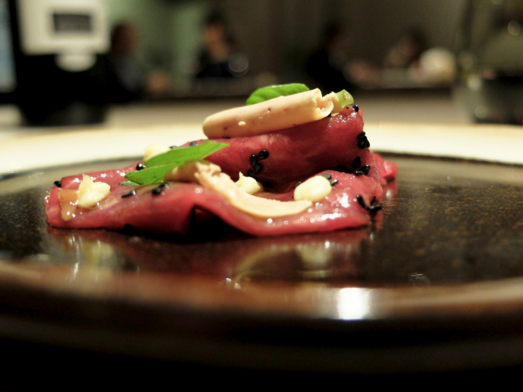 Altro gran piatto: Sashimi di filetto di bue, foie gras, umeboshi, salsa bernese e sesamo
