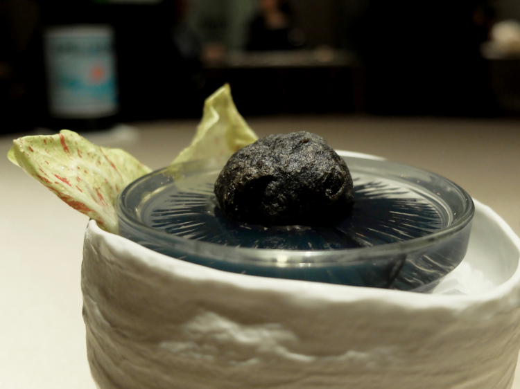 Finto riccio di baccalà mantecato al nero, insalata affumicata