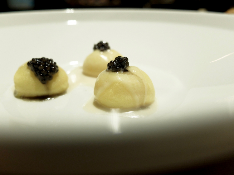 Gnocchi di patate, crema di panna acida, caviale