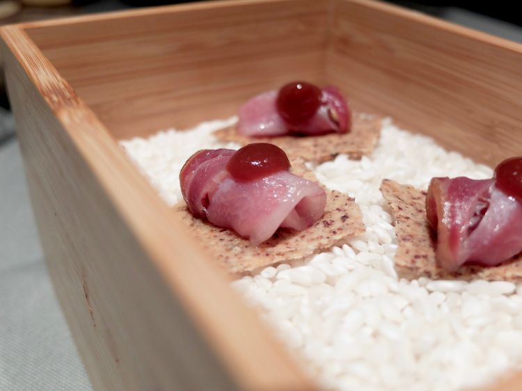 Crackers alle nocciole, ventresca di tonno, salsa barbecue di susine