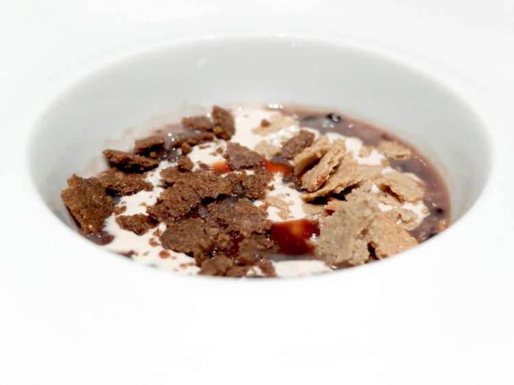 Canocchia cruda, lenticchie francesi, crema di semi di girasole, pepe. Bellissimo equilibrio al palato
