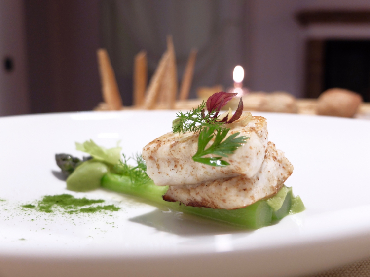 Rombo, asparagi, levistico e limone ai carboni