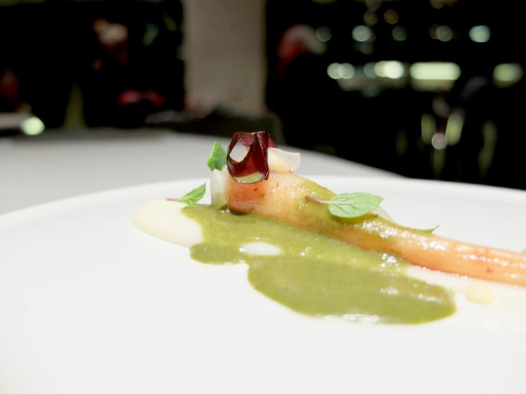 Radice di prezzemolo, salsa di alghe, limone bruciato, menta, acetosa. Piatto veg estremamente lineare, delicato, raffinato