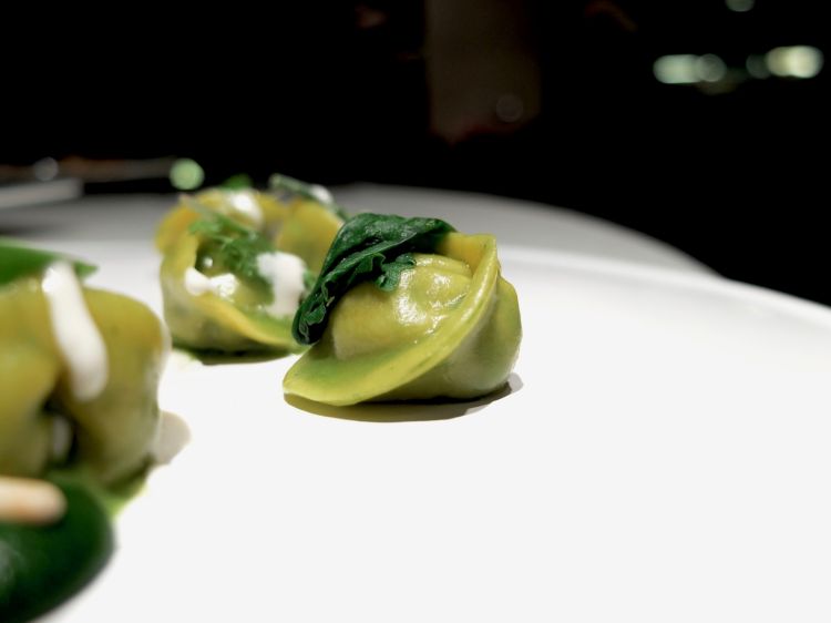 Ravioli ripieni di biete, burro di artemisia, crema di pinoli, erbe della Laguna