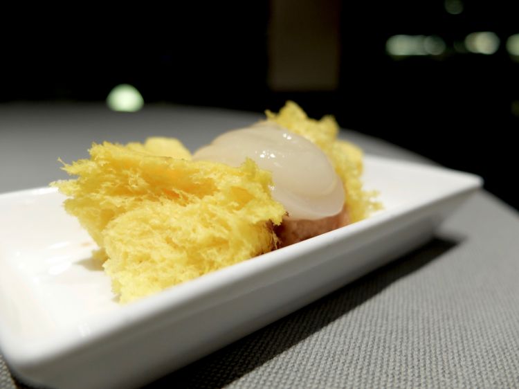 Pan di Spagna al limone, sorbetto di legumi, gel di limone