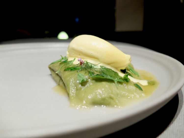Crêpe suzette di erbe, una rivisitazione della ricetta classica: l'impasto è con levistico e dragoncello, poi crema di basilico, gelato di rosmarino flambé con assenzio, succo di mela
