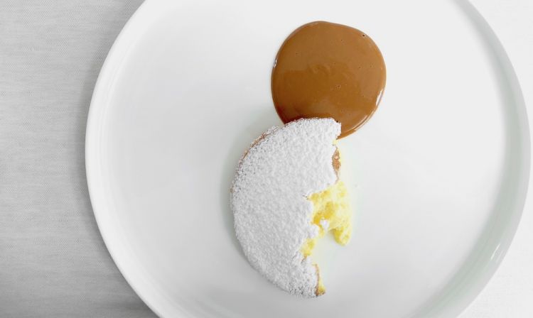 È servito con una salsa al cioccolato, Grand Marnier e sorbetto di fiori di sambuco
