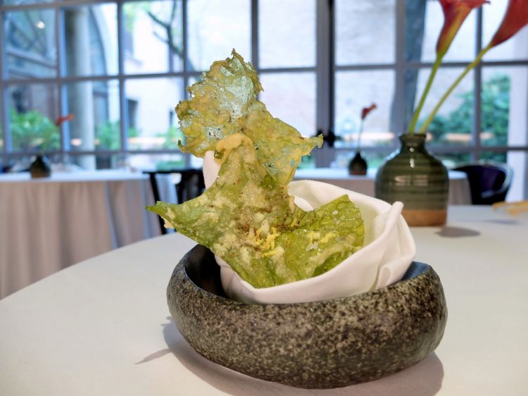 Insalata di mare in tempura con lime e cumino. La cialda è fatta in realtà con alghe
