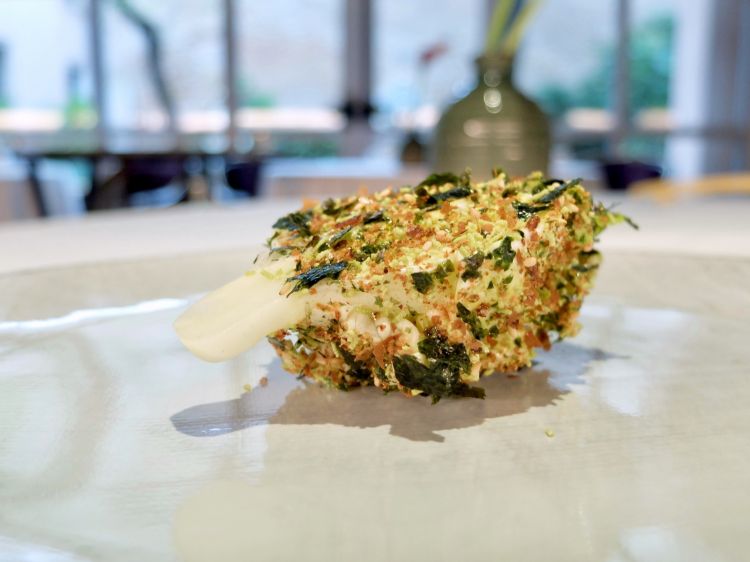 Cuore di lattuga, furikake di sesamo alga e wasabi, maionese
