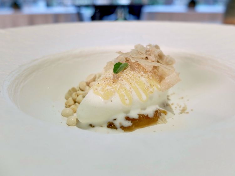 Quenelle di fiordilatte, limone salato, tartufo bianco, composta di fichi, meringhe all'aceto balsamico
