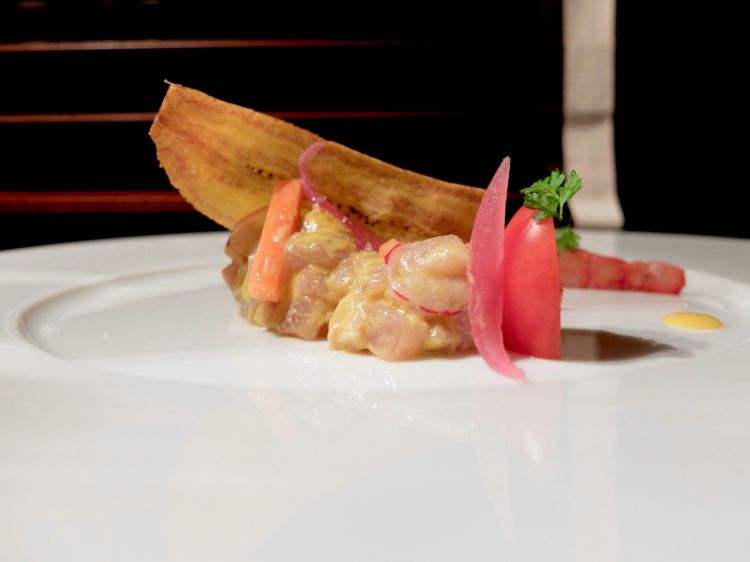 Crudo di ricciola e gamberi rossi, salsa ceviche all'italiana, platano fritto, crudité di verdure. Un'evoluzione del piatto che Mannori già presentava a I Due Buoi di Alessandria, buono allora e buono ora