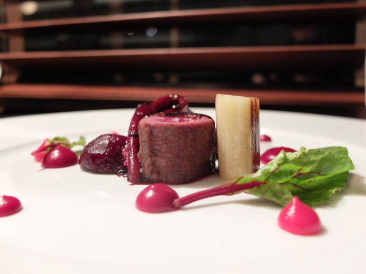 Lepre e rape: sottofiletto di lepre al sangue, salsa di lepre, salsa di lampone, crema di rapa rossa e umeboshi, porro alla brace