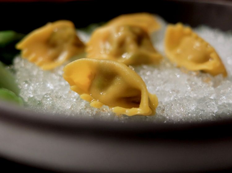 ...il secondo su letto di ghiaccio, riprendendo (e declinando in base al territorio) un bombastico piatto di Andrea Ribaldone, gli Agnolotti di Fassona, ricordo di un viaggio in Giappone (ne avevamo parlato qui: Destinazione Langhe per il nuovo Andrea Ribaldone)