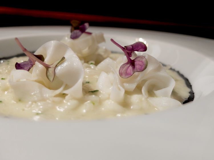 Delizioso il Risotto al bianco e nero di seppia: il risotto è mantecato con yuzu ed erba cipollina, poi tagliatelle di seppia e fondo di nero di seppia