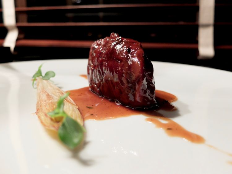 Stracotto di guancia di manzo, indivia brasata, crema di sedano rapa, grué