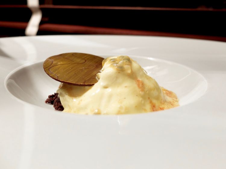 Freddo e caldo alla vaniglia e passion fruit: crema inglese alla vaniglia e passion fruit scottata con lo zucchero caramellato, crumble di cioccolato, gelato al passion fruit