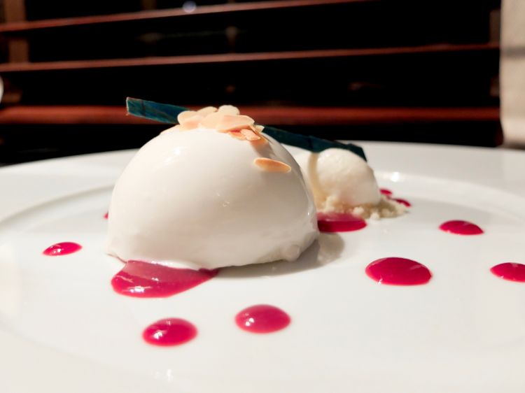 Biancomangiare di mandorle e cioccolato bianco, cuore di frutti rossi, gelato di cocco