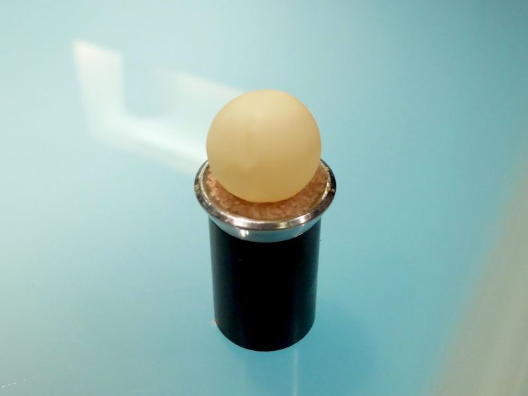 Si parte con la proposizione di due appetizer che sintetizzano il classico "pizza e birretta". Qui una Sfera di burro di cacao e birra...