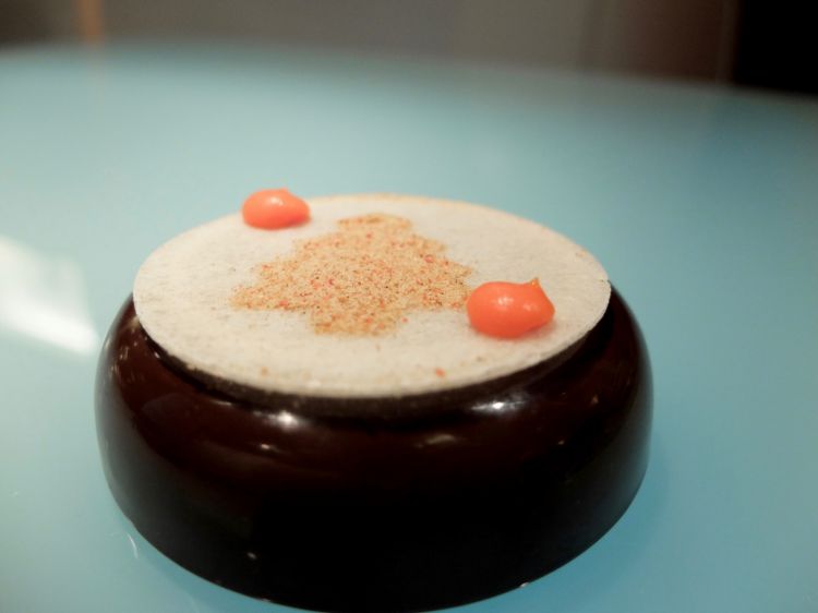 ...e qui Ostia, polvere di pizza, crema di pomodorini confit. Al palato l'effetto è preciso, come mangiarsi una marinara