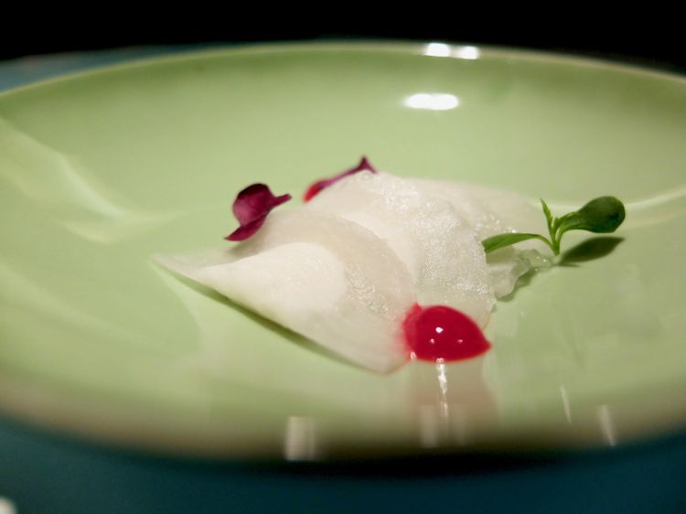 Spaventosamente buoni, raffinati i Ravioli di daikon, mousse di caprino, latte di mandorle, coulis di lamponi ed erbe fresche. Sono tra i piatti che verranno proposti anche a Identità Golose Milano