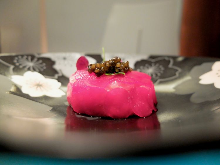 Altro piatto spettacolare, armonico, dal gusto pieno, suadente: Tartare di gambero rosso di Mazara, perle di tapioca cotte nel latte di cocco e curry verde, rapa rossa, caviale Oscietra, ristretto di pollo. Altra preparazione che vale il viaggio, da sola. Assaggeremo pure questo, a Identità Golose Milano