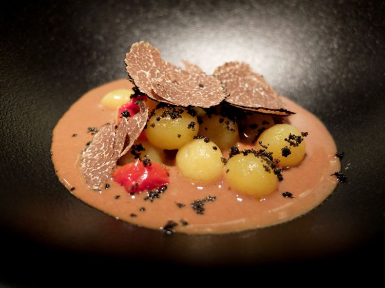 E ancora un capolavoro: Gnocchetti, ricci di mare, tartufo nero, bagna cauda di aglio nero con alici, briciole di pane al nero di seppia, limone sotto sale, edamame, pomodori semidry. Il tartufo è umbro, della Tenuta San Pietro a Pettine; Gli gnocchetti sono tenaci, «impasto alla pugliese», non è un dato di sola curiosità, come vedremo