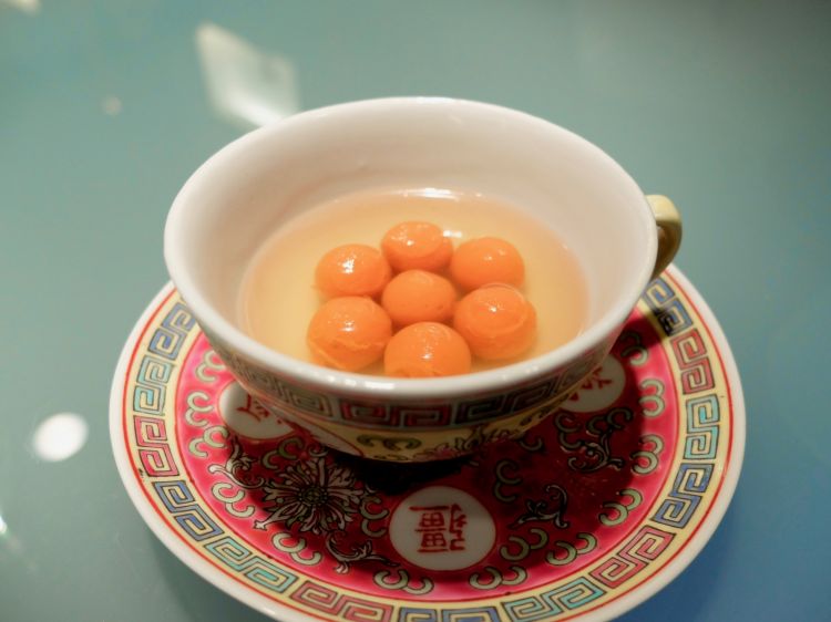 Parlavamo prima di gnocchetti dall'impasto tenace. Ne arrivano altri, completamente diversi ma sempre eccellenti, in un gioco di texture di gran classe: Gnocchetti di peperone con brodo di pollo, sono ottenuti gelificando a caldo un impasto di soli peperoni e pollo