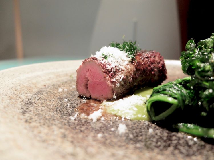 Controfiletto di agnello irlandese, polvere di pecorino e stilton, foglie di finocchietto fritte, demi glace, crema di cicoria e cicoria ripassata. L'agnello l'avremmo voluto un minimo meno cotto