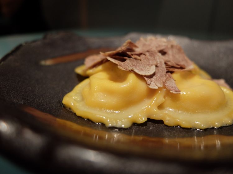 Pura golosità gaudente: Ravioli liquidi di parmigiano reggiano 60 mesi da vacca bruna, burro d'Isigny, crema di zucca e tartufo bianco