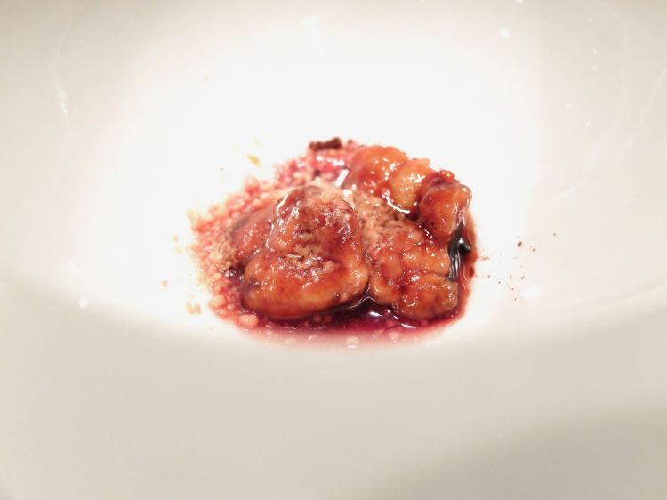 Un'animella come predessert: Animella in salsa dolce di soia, torcione di foie gras, visciole di Stivali all'Armagnac. Il foie gras è maturato tre settimane e poi grattato in polvere