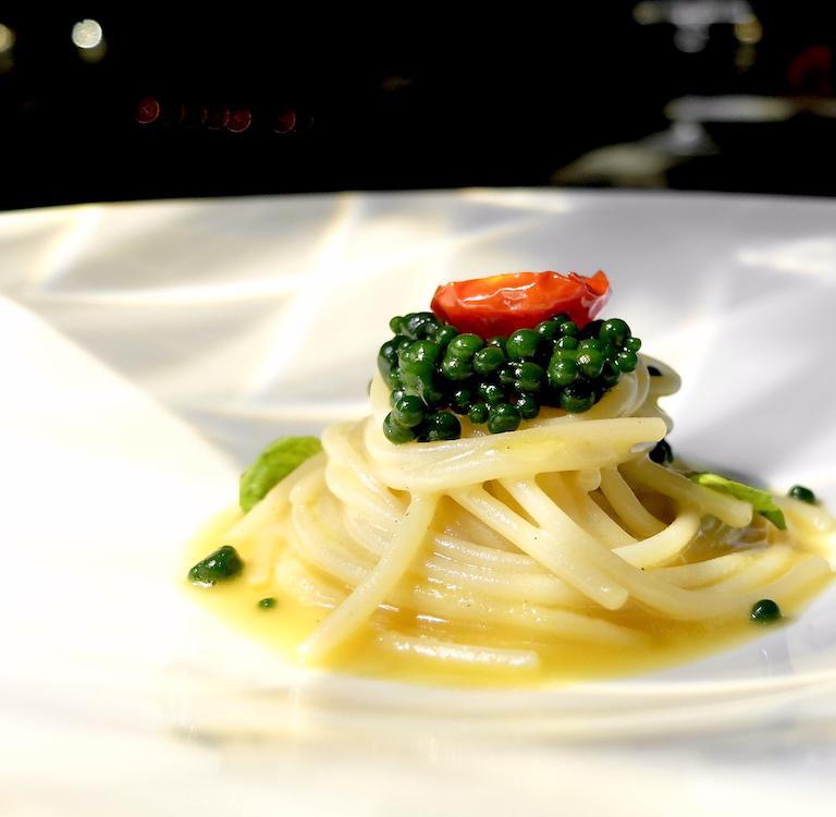Meraviglioso lo Spaghettone di Gragnano al pomodoro in bianco, caviale di basilico, crema di datterini gialli del Vesuvio. La pasta è cotta nell'acqua di pomodoro
