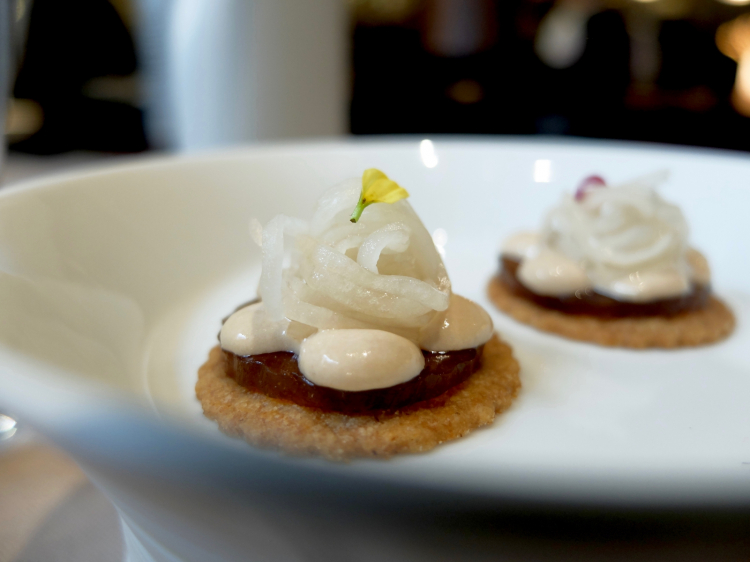 Tartelletta integrale, gel di pollo, maionese tonnata e daikon marinato. Alta classe
