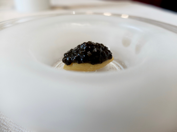 Strabiliante il Caviale affumicato, zabaione ghiacciato
