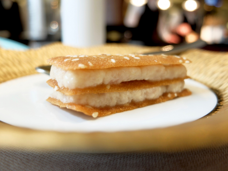 Sempre delizioso, anzi di più, un classicissimo di Perbellini: Wafer al sesamo con tartare di branzino, caprino all'erba cipollina e acqua di liquirizia. Da mettere nelle antologia della grande cucina creativa italiana, ma forse c'è già
